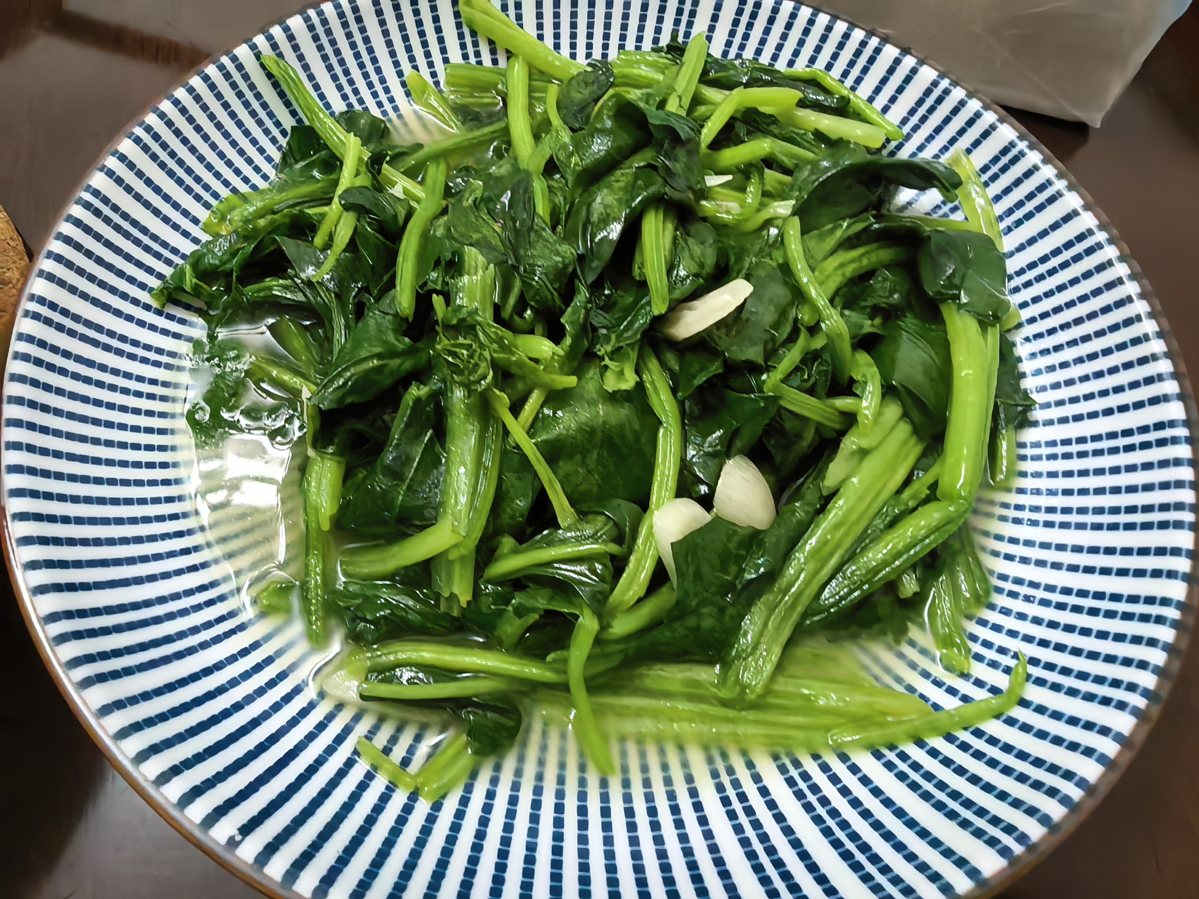 晚餐清清淡淡，吃完下楼遛遛弯，院子里的海棠花开得正艳。股市稳稳当当，多好。没了那