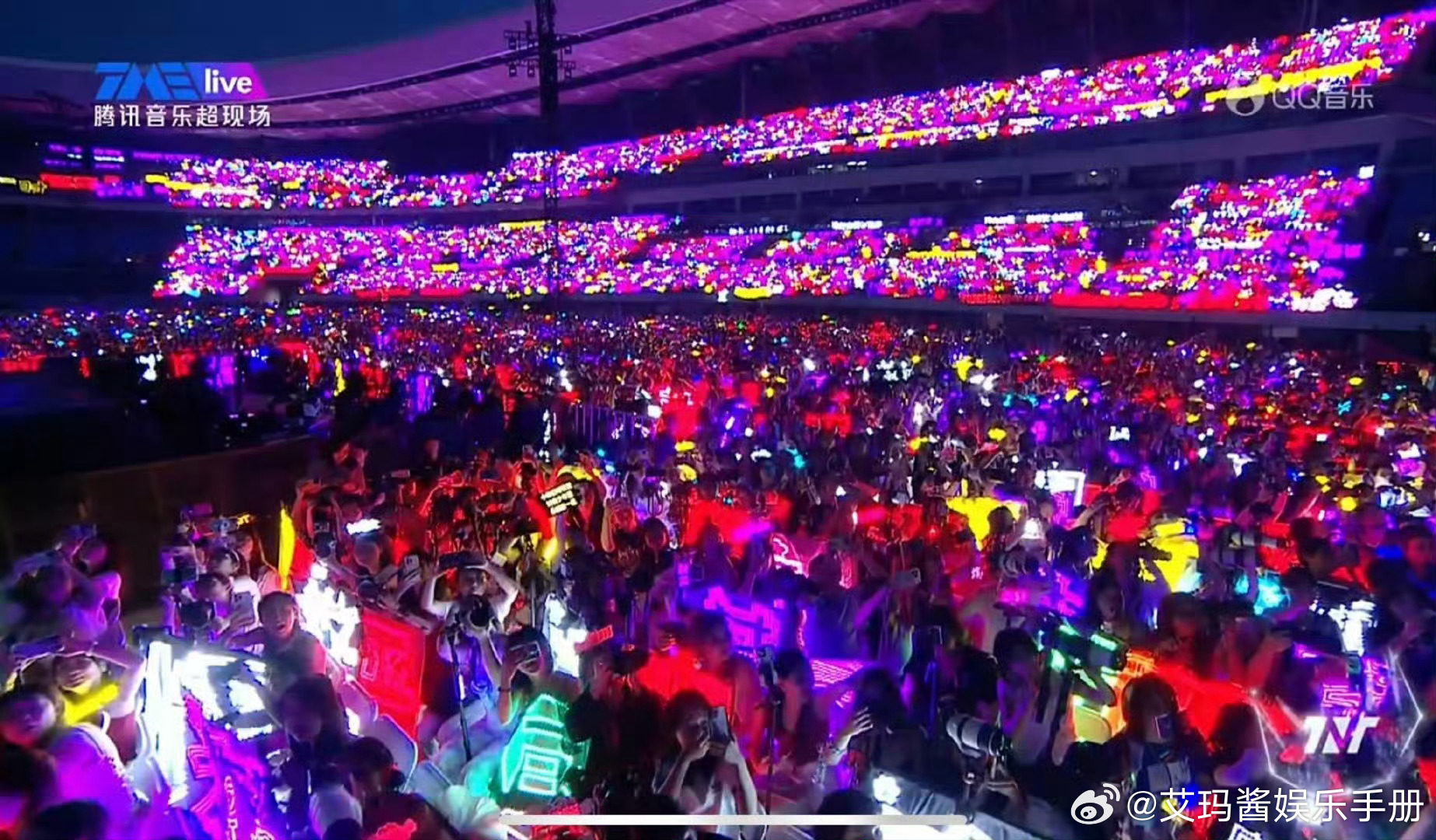 时代少年团演唱会场内灯牌马嘉祺紫海vs宋亚轩青海！你觉得哪家灯海更亮眼？紫海宋亚