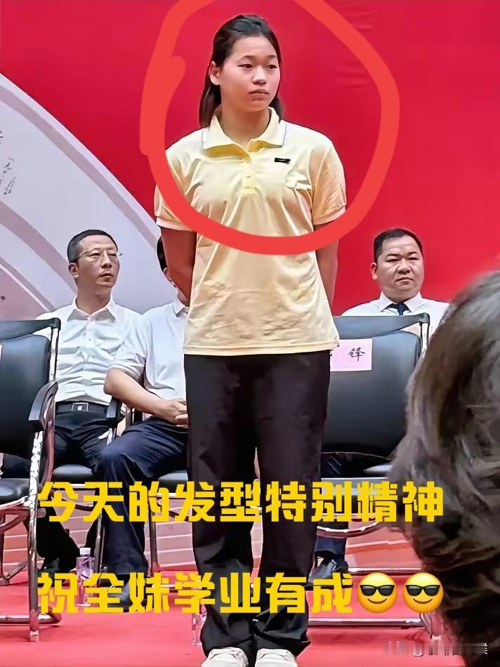 不出意外，

意外还是发生了

这次热搜，

她不是因为比赛成绩，

也不是因为
