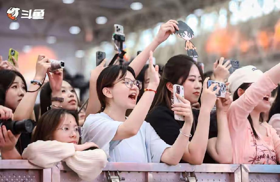 万人狂欢！2026斗鱼嘉年华圆满收官，吴克群大合唱引爆武汉盛夏
 
      