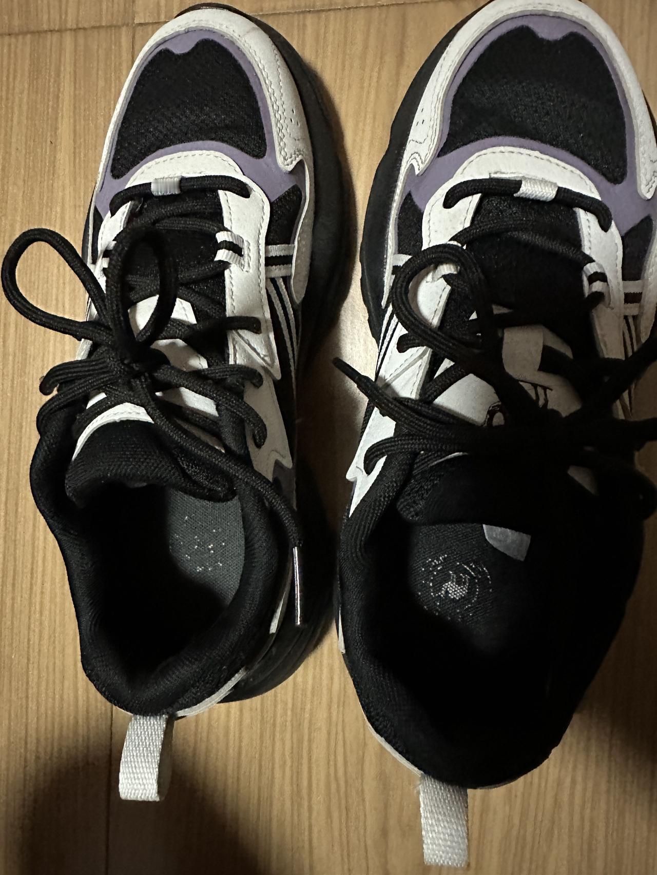 运动鞋的清洗绝对是一件技术活！

之前清洗运动鞋，我都是简单粗暴地把运动鞋泡水刷