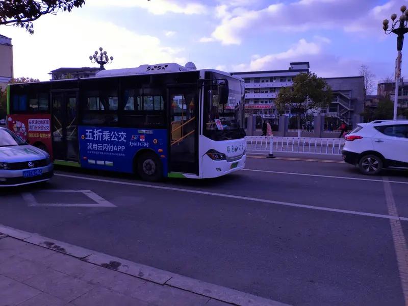 陕西汉中宁强县12路公交上“熟人不投币，处罚驾驶员100元，汉运宁强公交：是在变