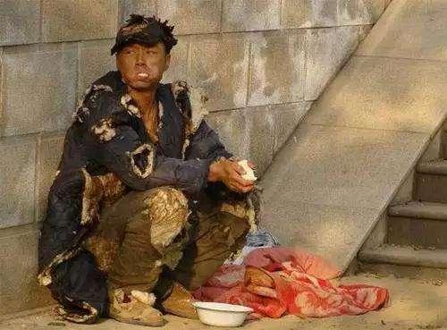 河南老人给乞丐一碗肉，对方却劝：新房别住人，真相看哭无数人！
 
河南农村的一处