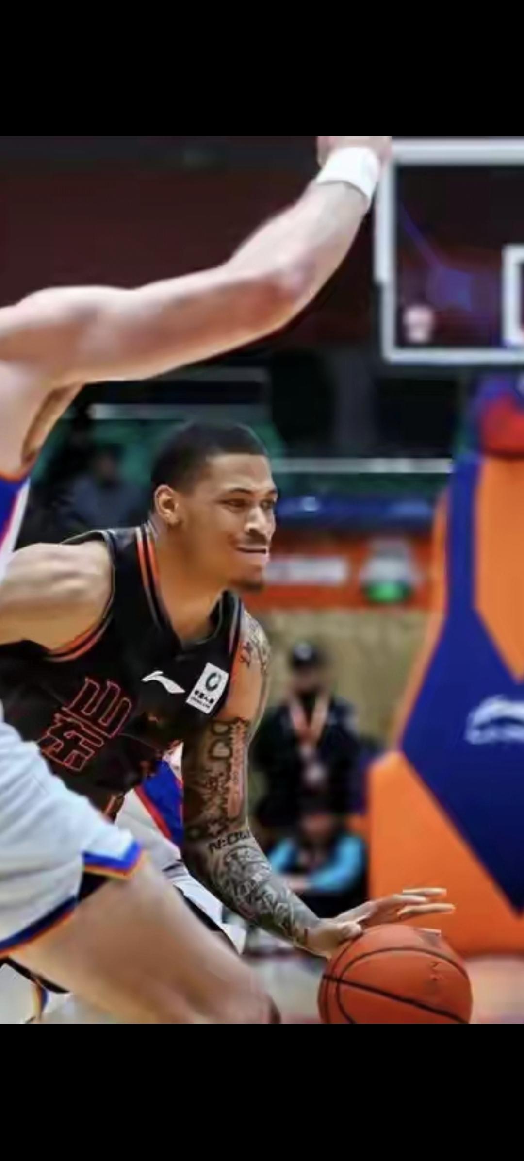 山东高速男篮连续第二个客场，面对“瘦死的骆驼比马大”的新疆男篮。对手上赛季还有冲