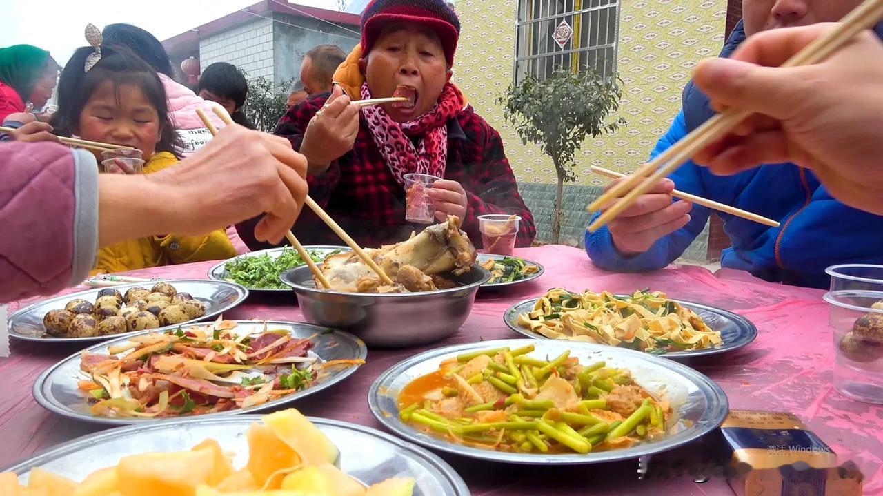 在农村，如果一族的人面对面都彼此不认识了，还有必要在婚丧嫁娶时随礼吗？
现在农村