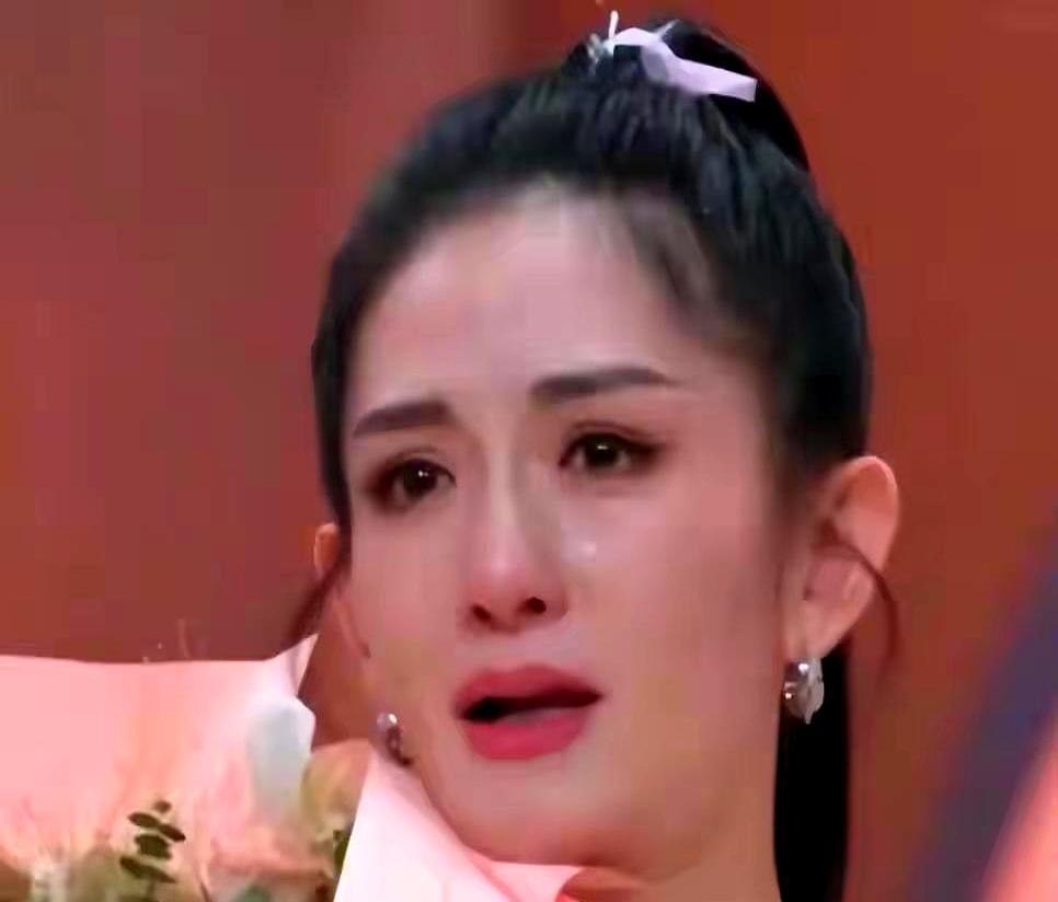 谢娜抡起护夫的铁锤，却亲手砸碎了张杰藏了二十年的完美面具。
 
薛之谦前任刚随口