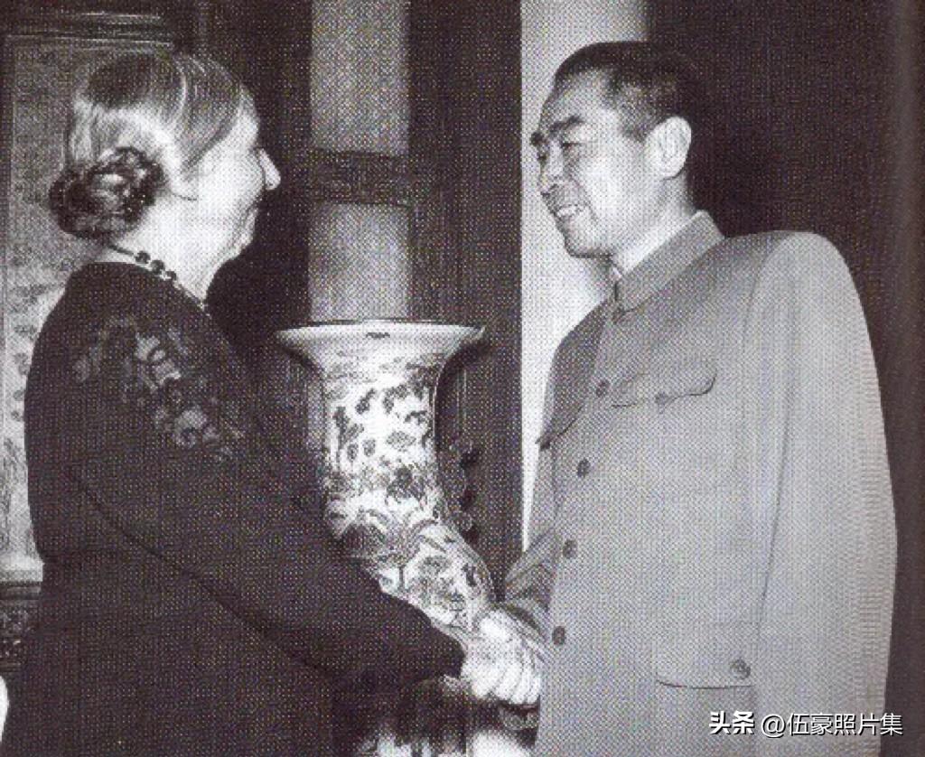 1955年5月23日，周恩来总理在中南海西花厅接见了国际民主妇女联合会主席、世界