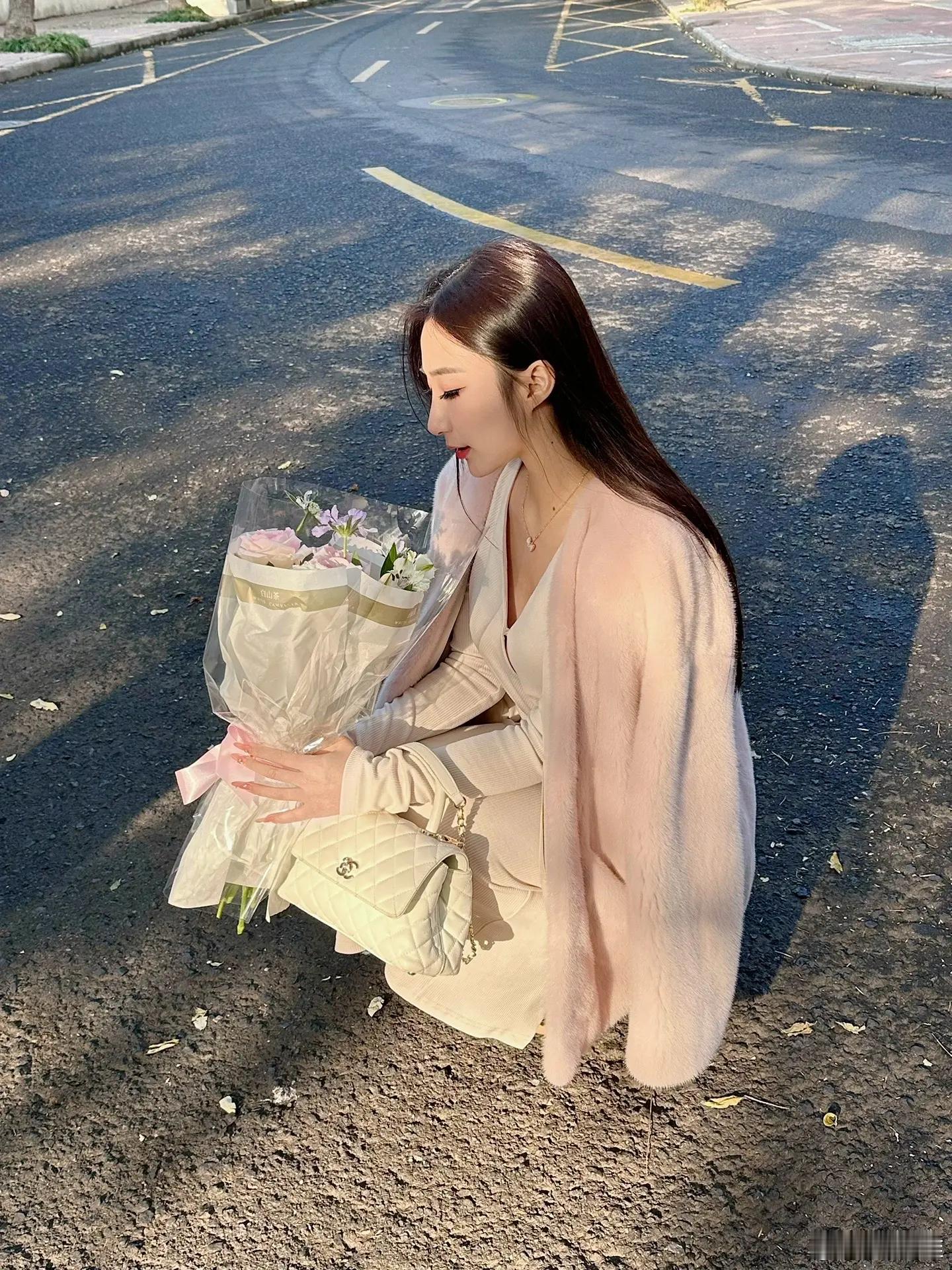 很回念2023年的夏天，路过的花店，老板送了我一束回味已久的花#日常碎片plog