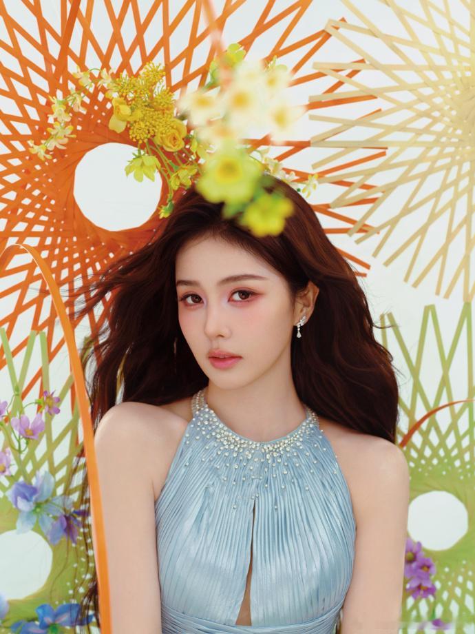 白鹿邂逅明媚旅程白鹿即刻出发 白鹿邂逅明媚旅程，白鹿即刻出发，谁懂这个挂脖蓝裙造