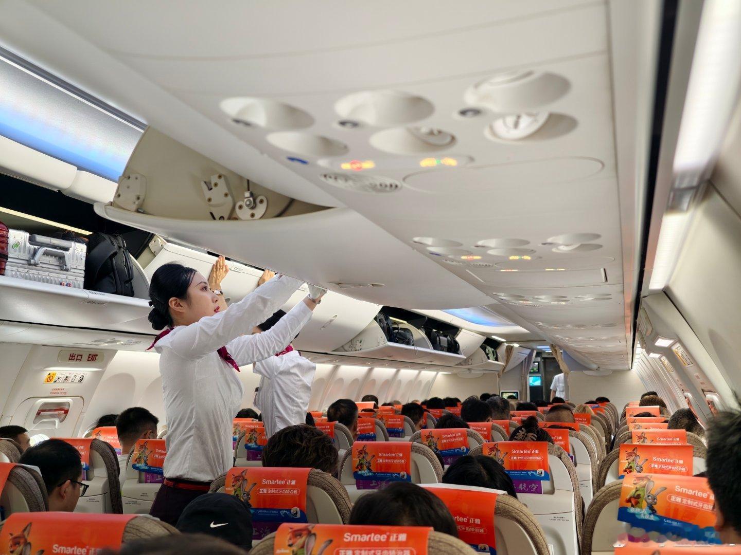 第一次坐上海航空。飞机里外都挺漂亮的啊！座位也还挺舒服。之前订得时候还担心飞机会
