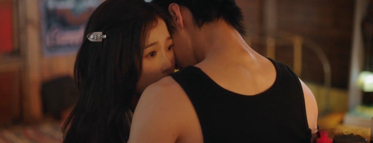 内娱居然拍出了这样的克制吻 这才是我爱看的剧情，睡衣杀让靳朝彻底失控，吻到缠绵时