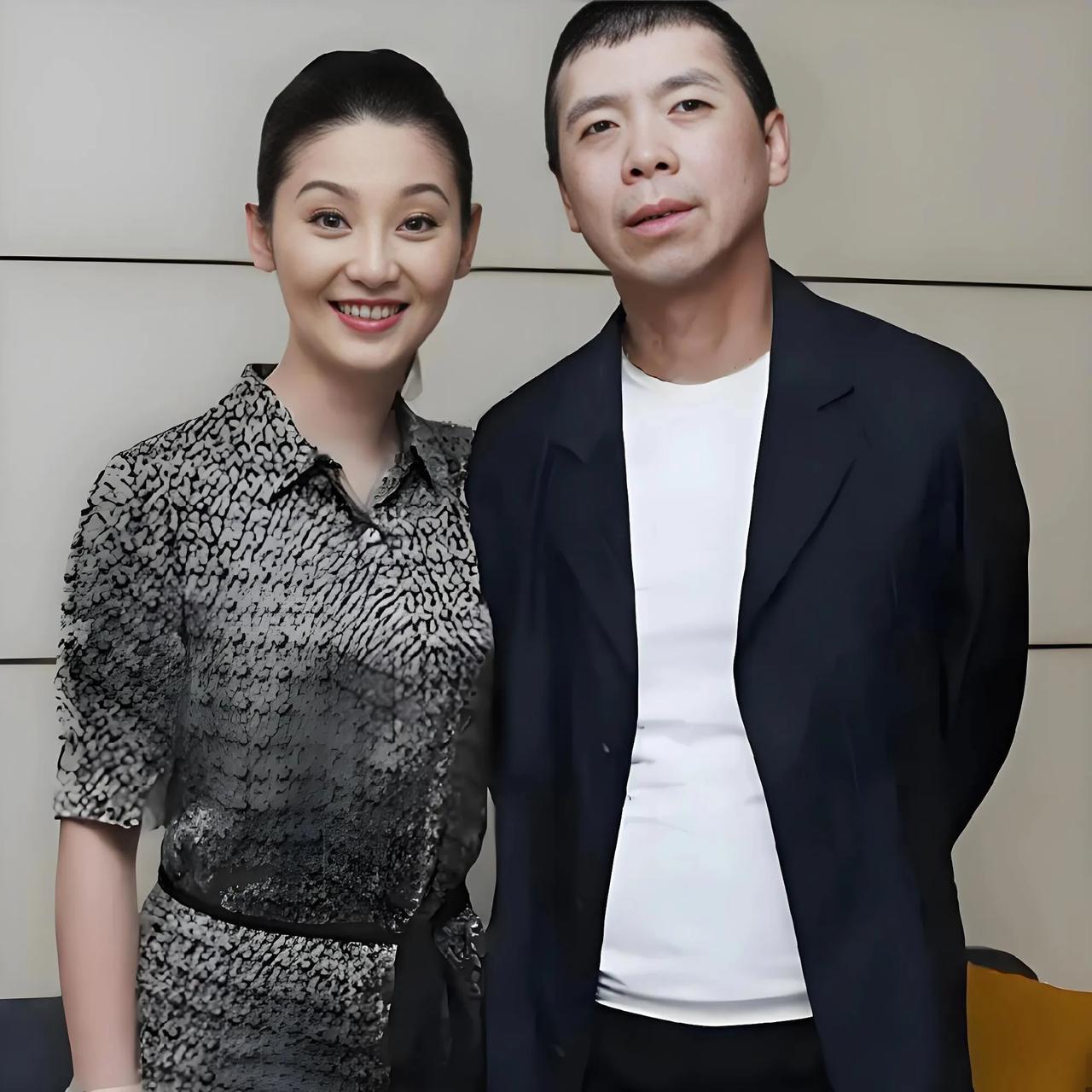 冯小刚的暴脾气在圈内是出了名的，可徐帆说他从来没有动过自己一手指头，他如果打我一
