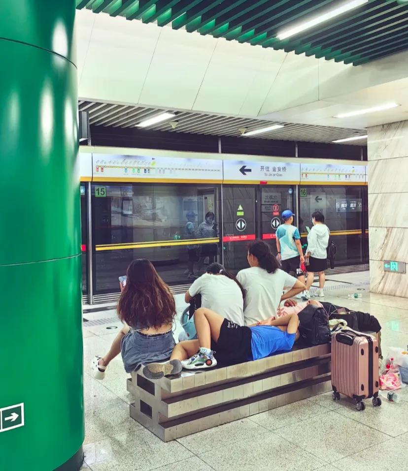 所以说中国的进步在路上暑期地铁八号线
总能看到外地来京的家长们带着孩子度假很羡慕