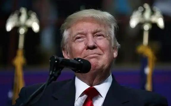特朗普曾经在采访时表示，如果中国大陆武统台湾，美国就会毫不犹豫轰炸北京。不少人把
