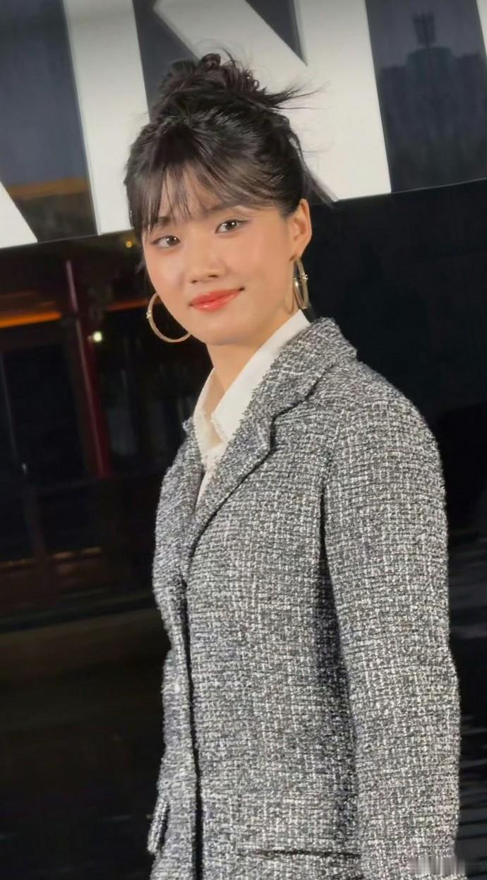 卢昱晓这妆造，观之令人眼前一黑。 