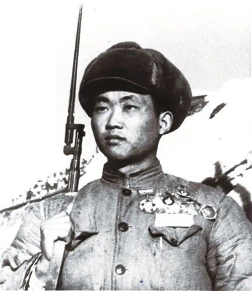 “高地在，人就在，绝不让敌人踏过阵地半步！”1952年11月5日，在上甘岭右侧的
