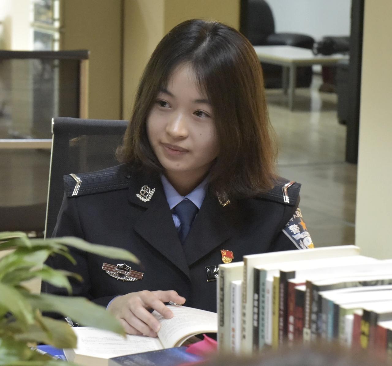 四月春风暖，书香漫警营！第31个世界读书日遇上“全民阅读活动周”，乐山公安与市作