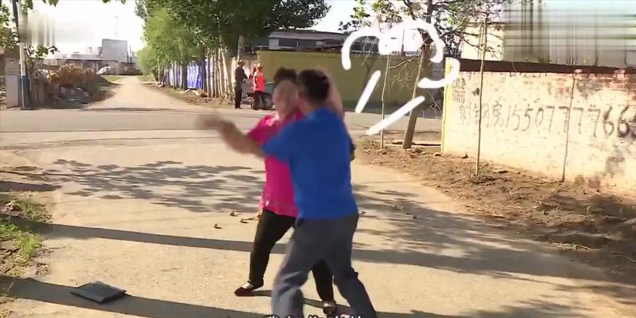 “又被讹成功了！”甘肃酒泉，一大爷与邻居大妈发生冲突，冲突中，大妈撕烂了大爷的上