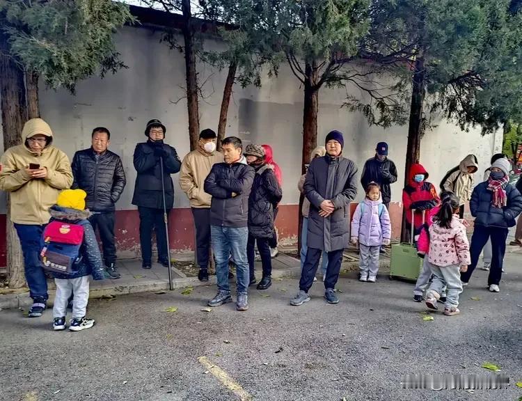 有一群老人，年老体弱，白发苍苍，背井离乡来北京伺候第三代。天不亮起床，急急忙忙、