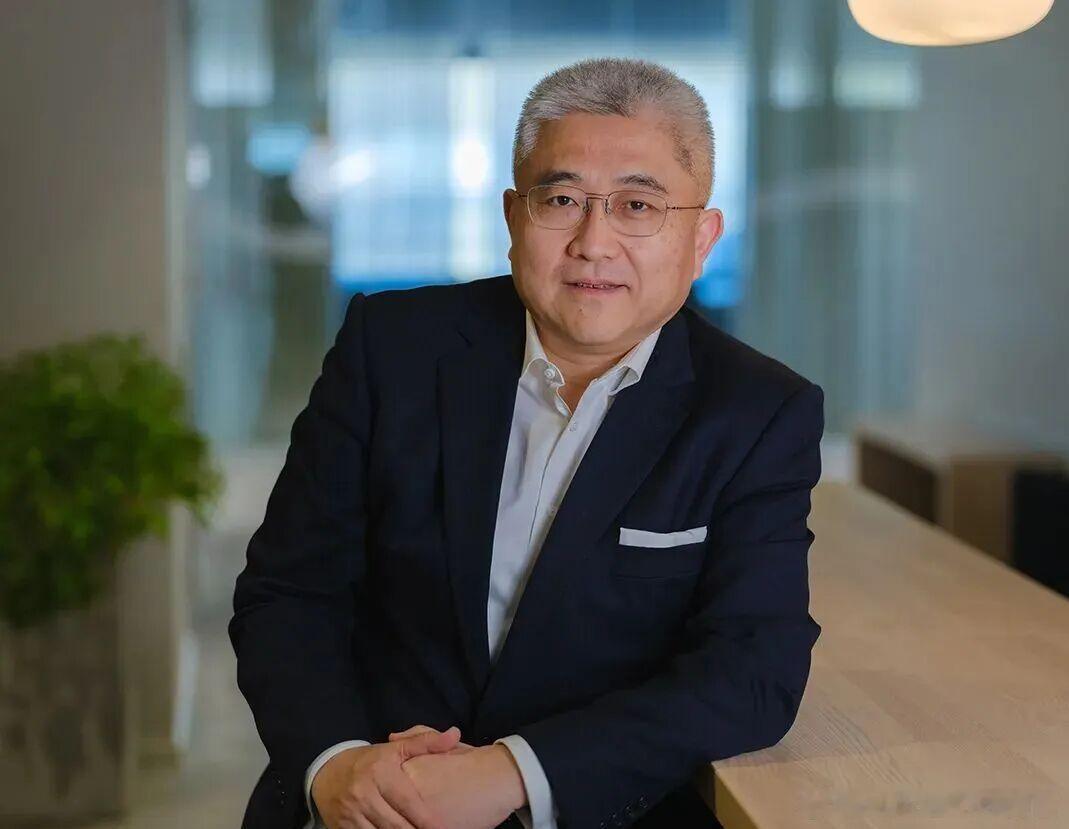 段建军离开奔驰后，原来去沃尔沃做大中华区总裁兼CEO了。而沃尔沃原CEO袁小林则