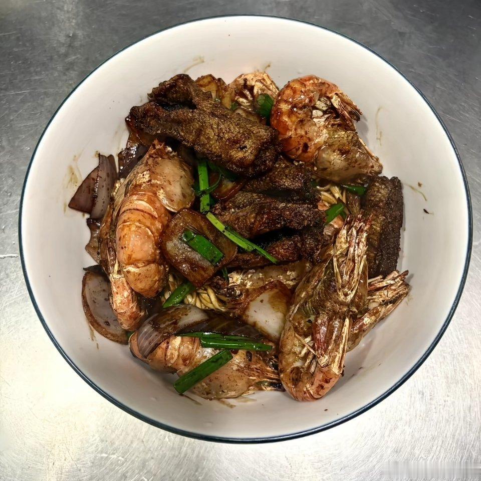 关于天价面馆，普通人别被网红噱头割韭菜你想猎奇打卡，可以；你财力富余尝鲜，可以但