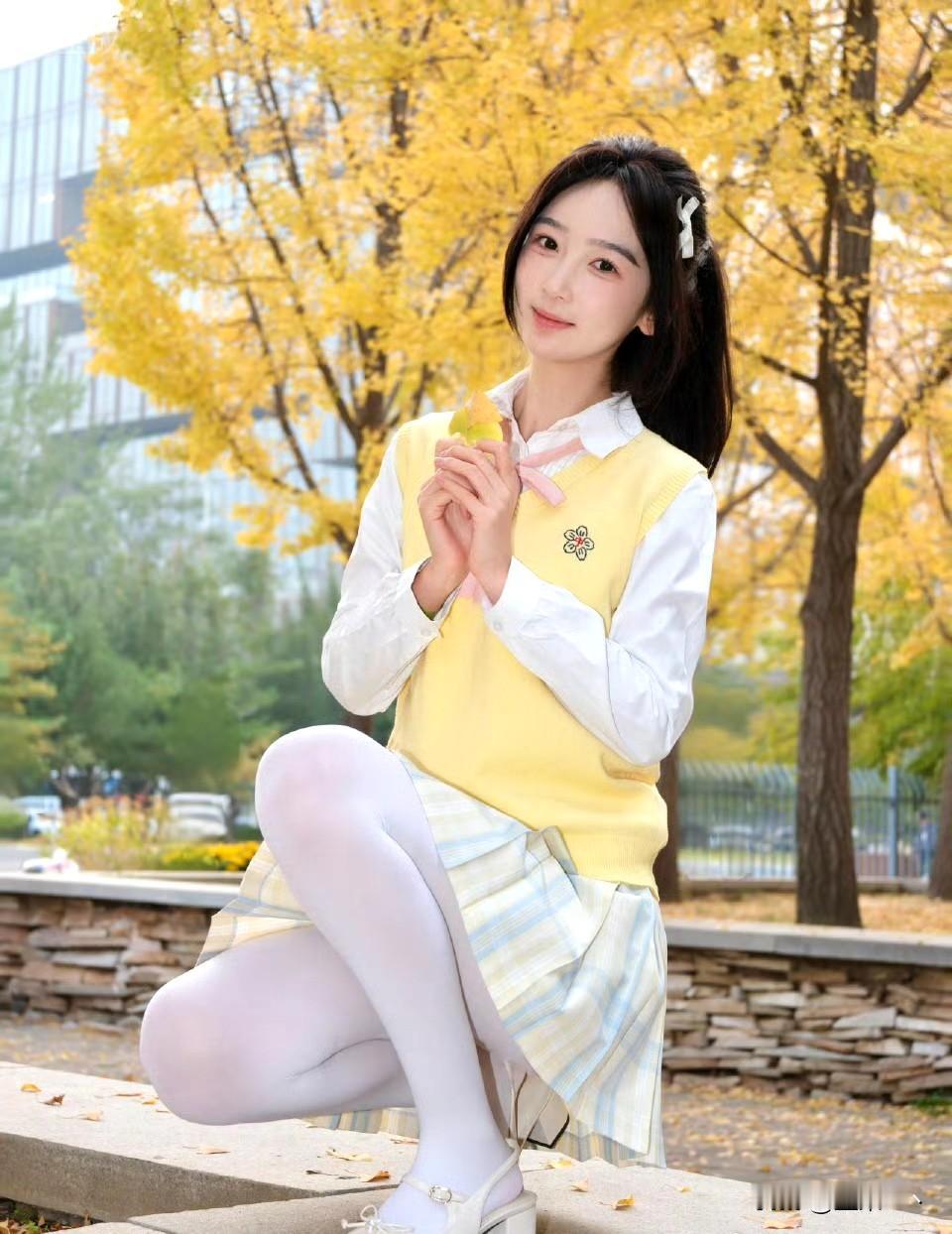 秋日里的奶油系甜妹穿搭来啦～
嫩黄色针织马甲裹着软乎乎的白衬衫，粉粉的领结是甜度