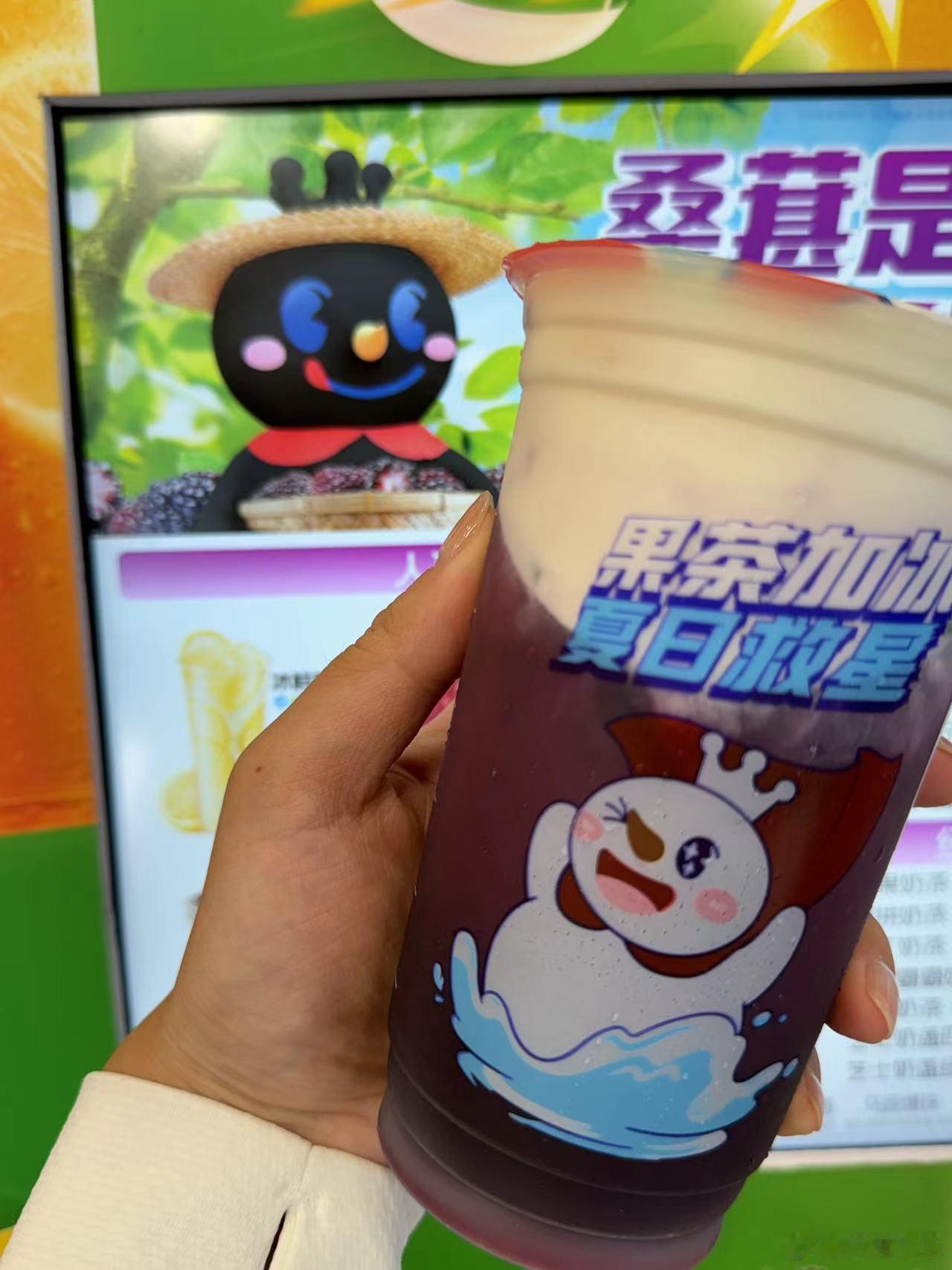 #为什么吃桑葚皮肤会变好#    我真的会疯狂的爱小雪的桑葚系列，好吗？感觉喝多