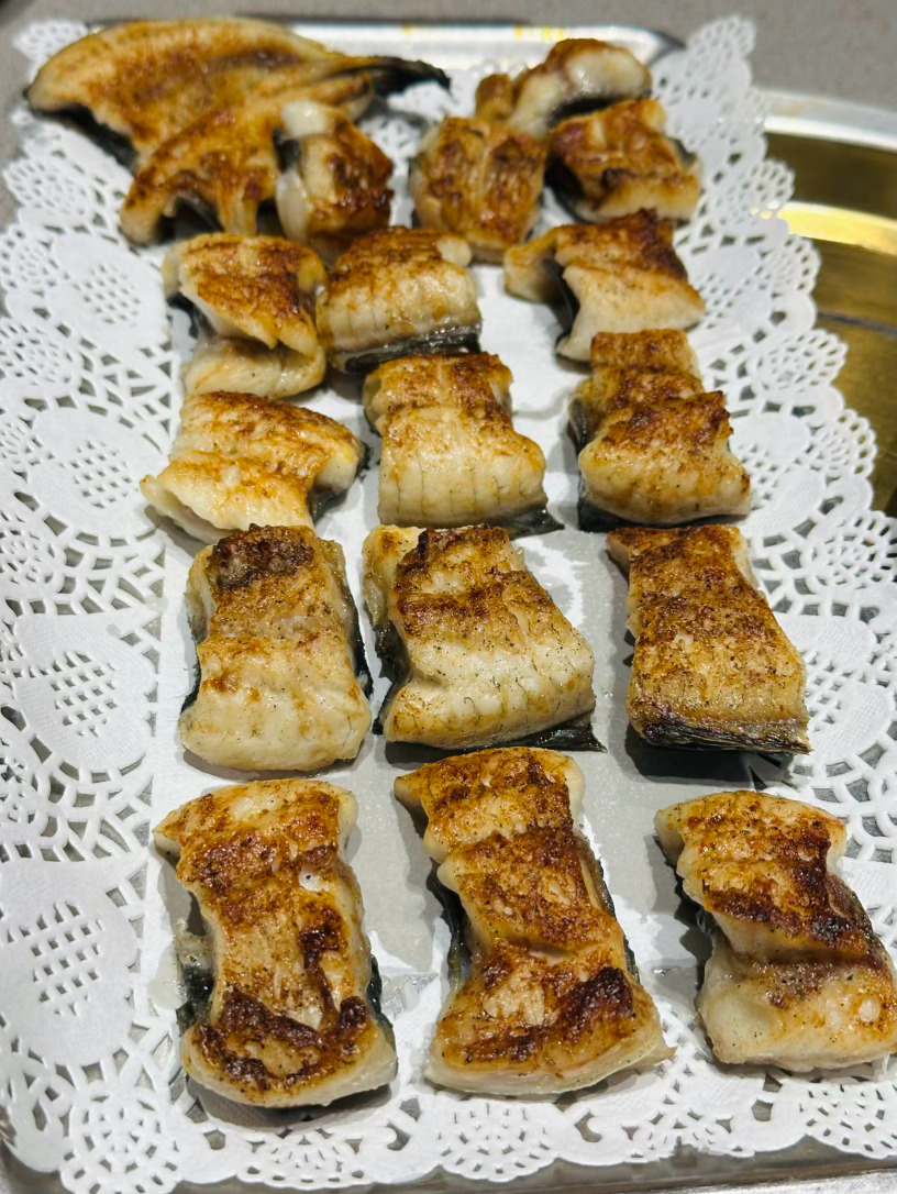旅行 晚餐在西塔街吃了韩餐，超新鲜的酱蟹，活杀的现烤鳗鱼、冰镇的米酒、鲜嫩的牛横