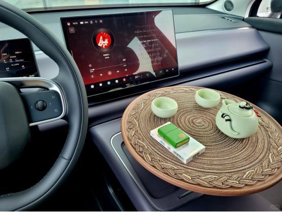 这台车就一个字，值！我现在每天都开着上下班通勤，中午就把前排放倒睡个午觉，后排空