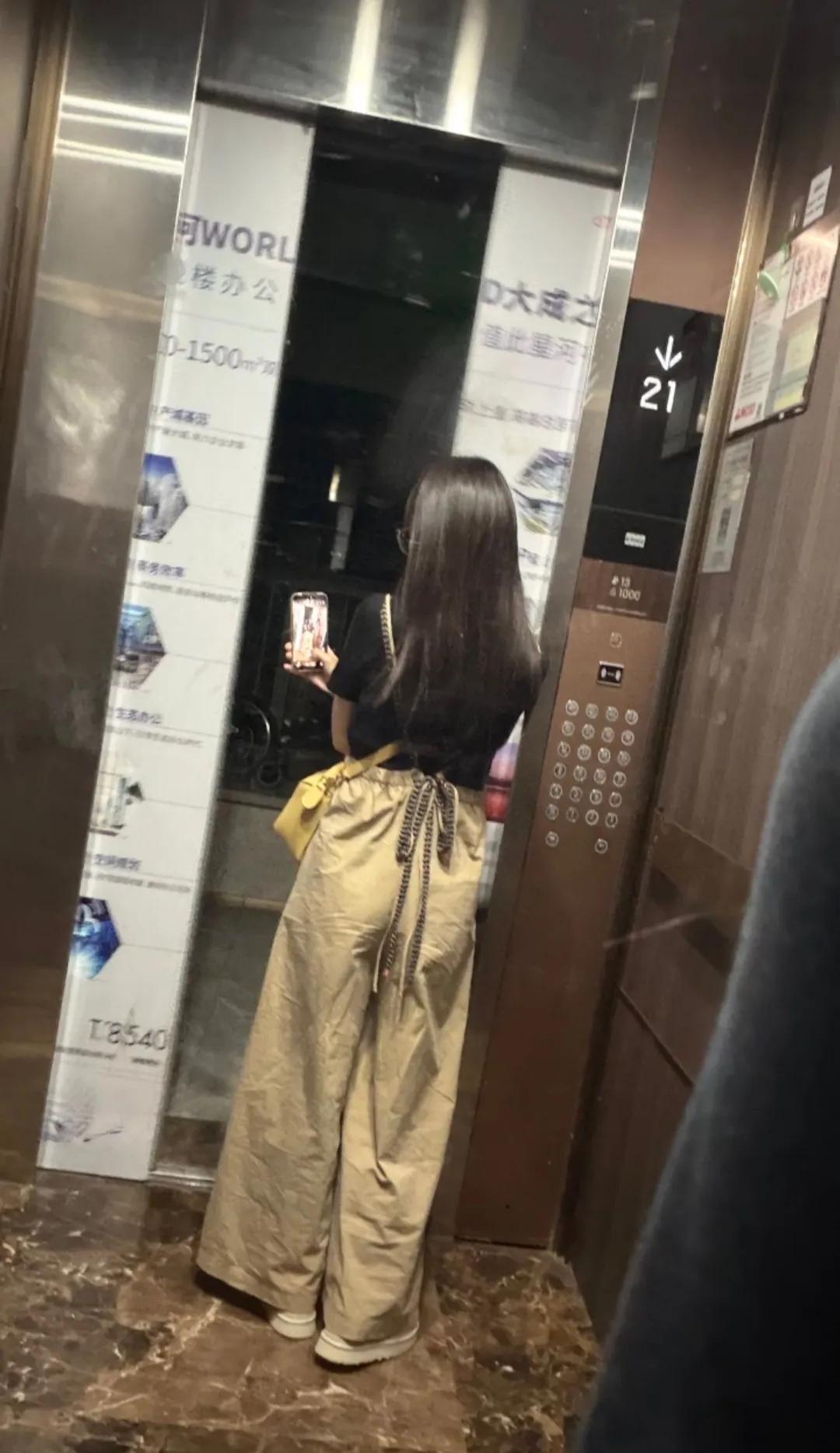 据说现在流行这种又肥又大的裤子，不过女同事穿上总感觉有点怪怪的！