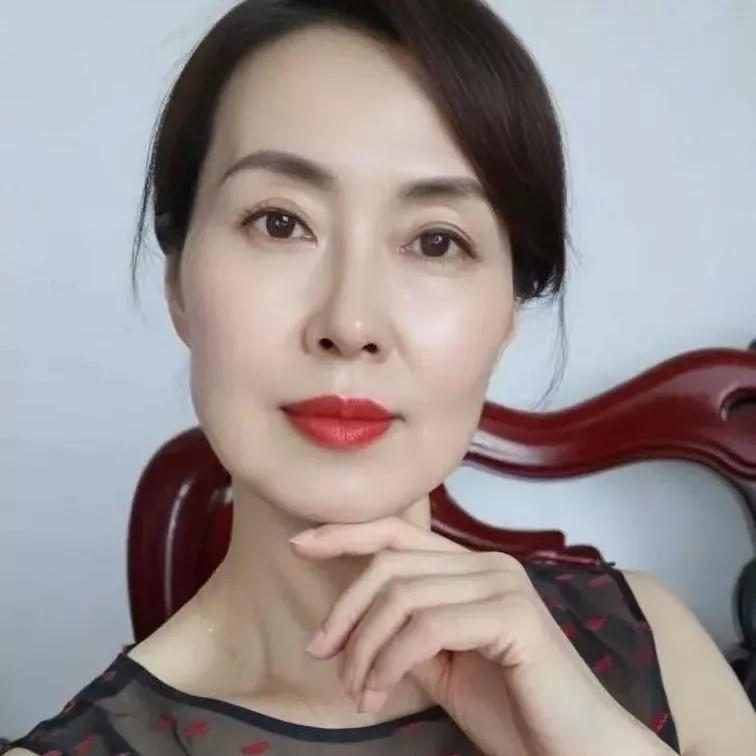 优雅气质，红唇点缀，轻松自信的微笑