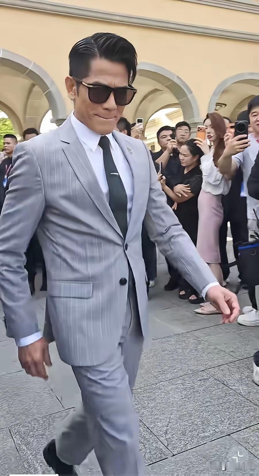 郭富城与吕良伟一同现身东莞松山湖，出席新车首批车主交付活动。郭富城作为代言人，亲