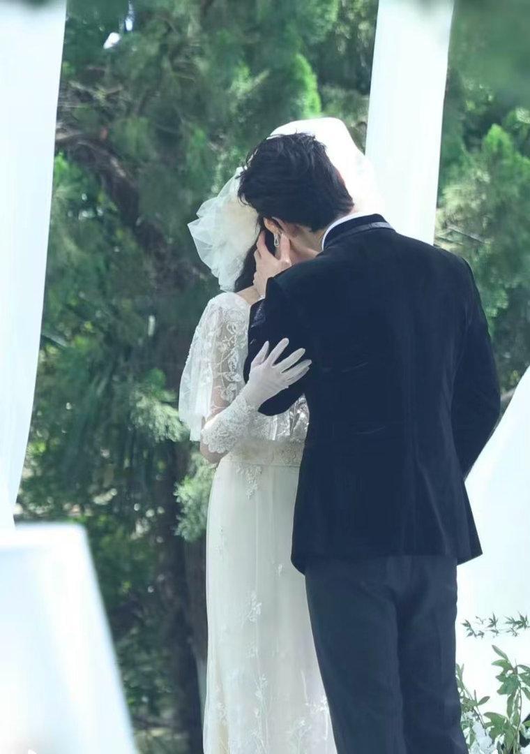 关晓彤陈星旭红掌婚纱吻关晓彤陈星旭婚纱吻 今天我们欢聚在一起 是为了庆祝孟露莎陆