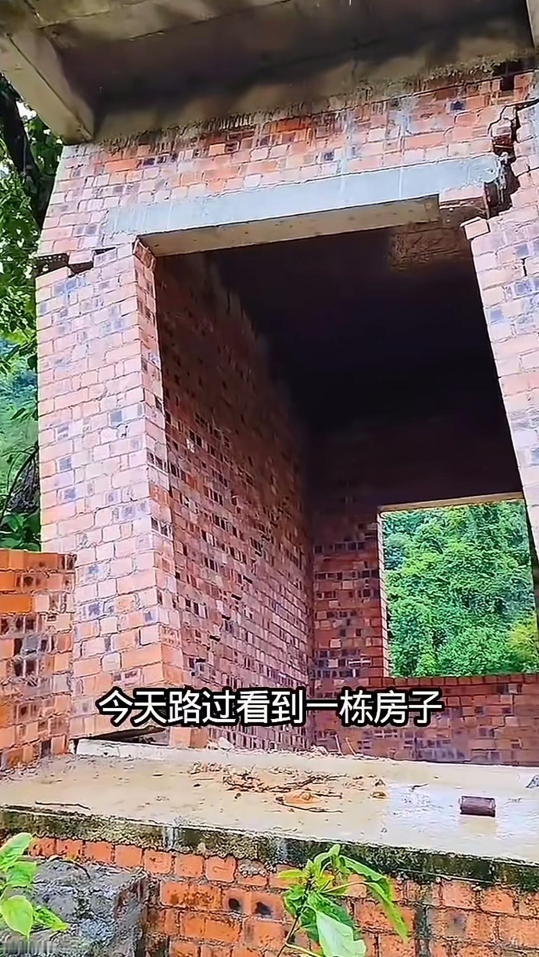 墙体倾斜开裂、楼面漏水，这栋新建筑还能否修复？
日前，有网友发布了一段视频，称自
