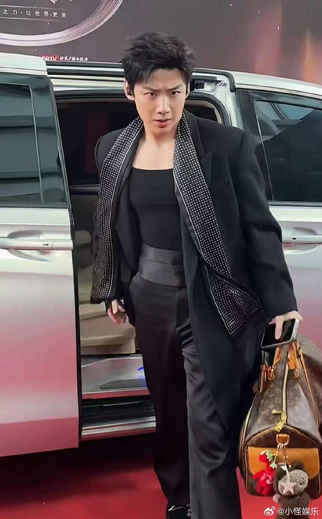 没认出来是白敬亭白敬亭穿着抹胸就来了 微博之夜红毯，不看评论区的话 我都没认出来