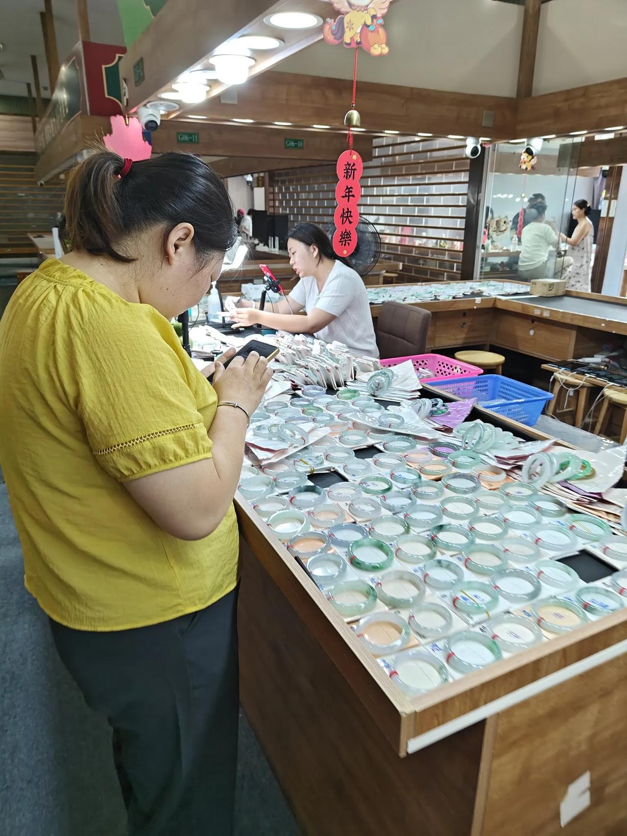 1.直播间满屏水军托，弹幕疯狂刷屏起哄，制造抢货内卷氛围，疯狂拿捏大家捡漏暴富的