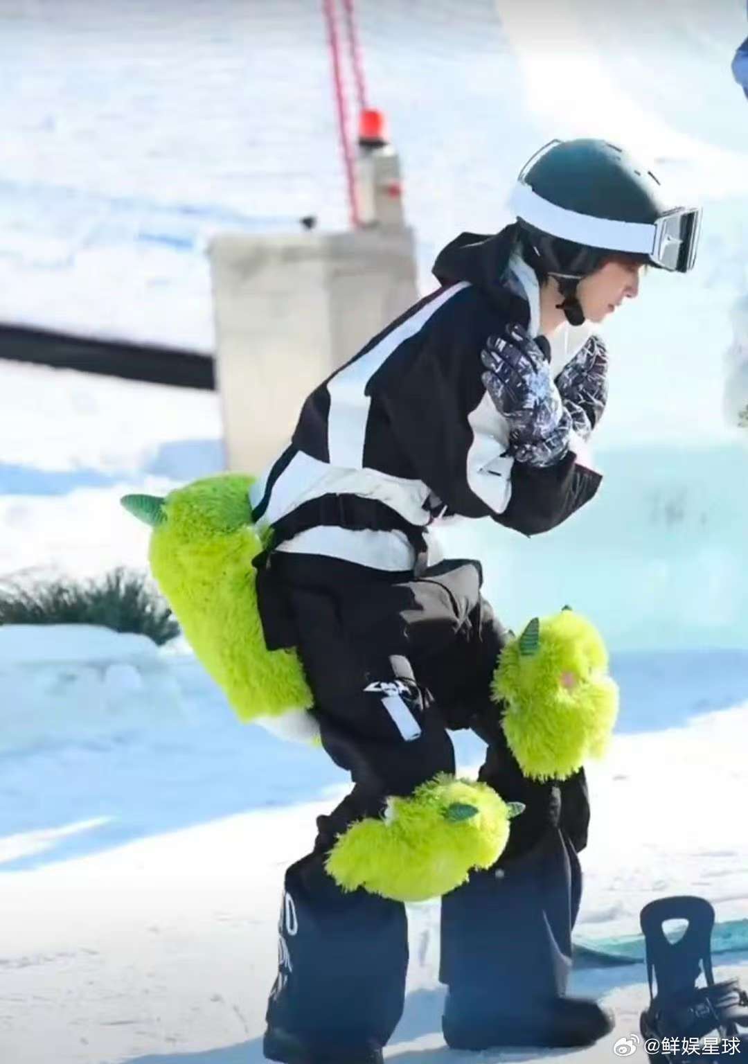 刘宇滑雪热身也不忘了比love你好星期六 刘宇滑雪热身太逗趣啦！戴着绿色独眼娃娃