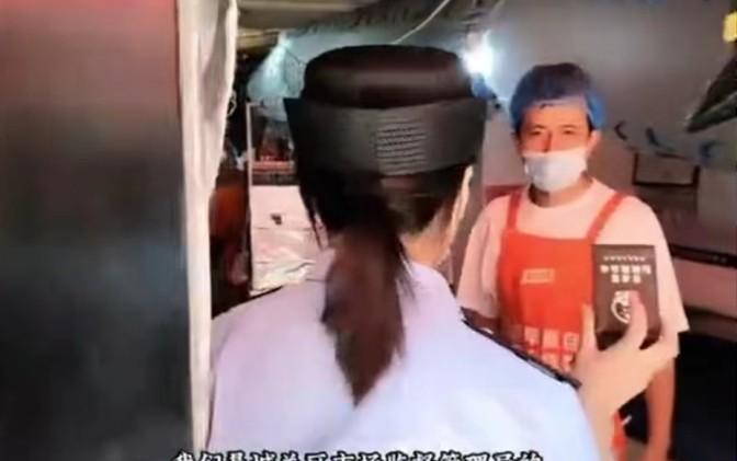 濮阳一小县城，农妇花某开店卖油饼，市监局一来，罚款五万，还追究刑事责任，这事儿。