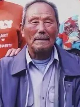 1950年，一名人高马大的土耳其士兵，见志愿军战士董明德筋疲力尽，便想趁机弄死董