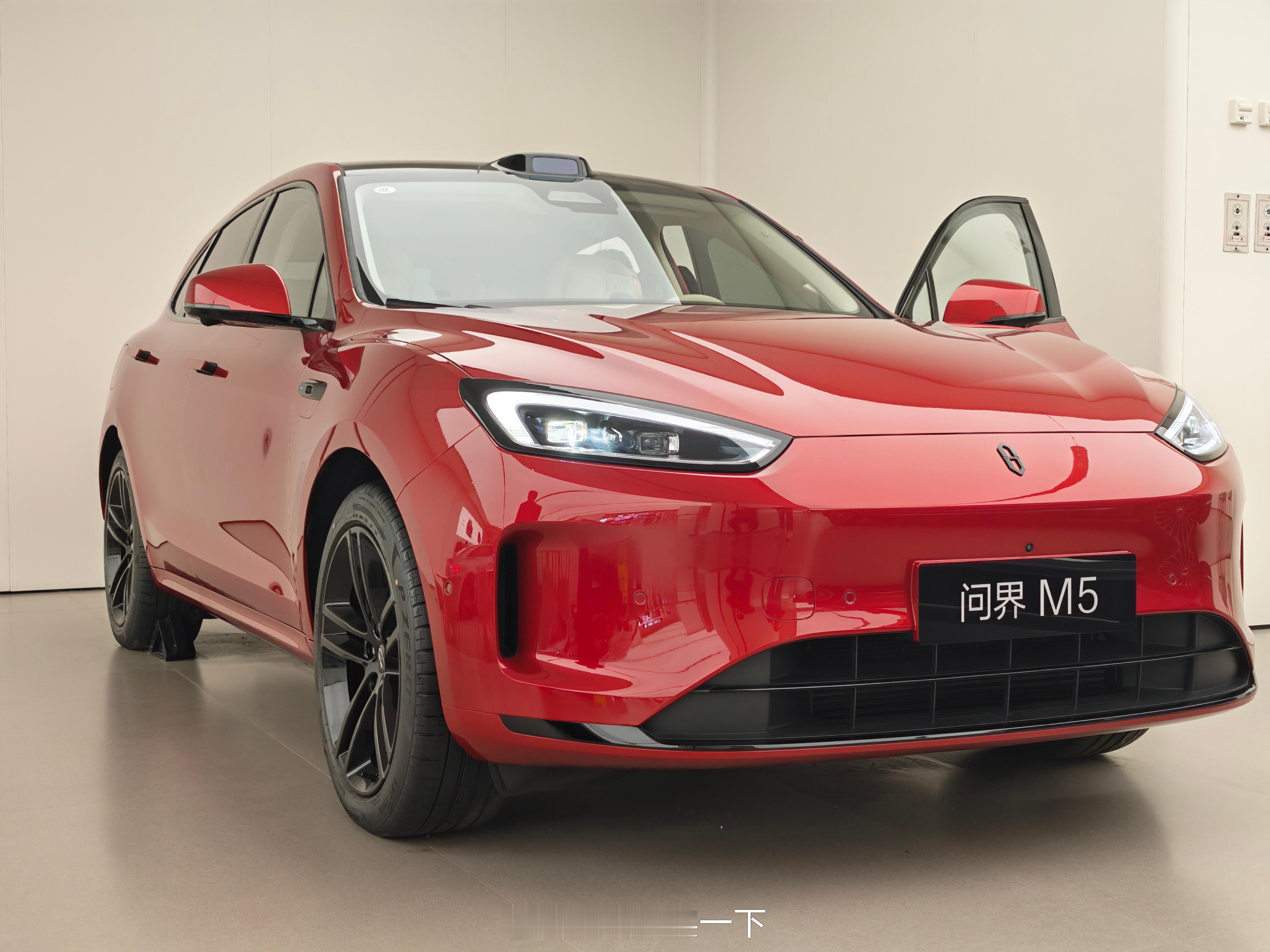 早鸭！问界M5新出的这款红色还挺好看的，比大都会红更深邃，可惜明年就升级为M6咯