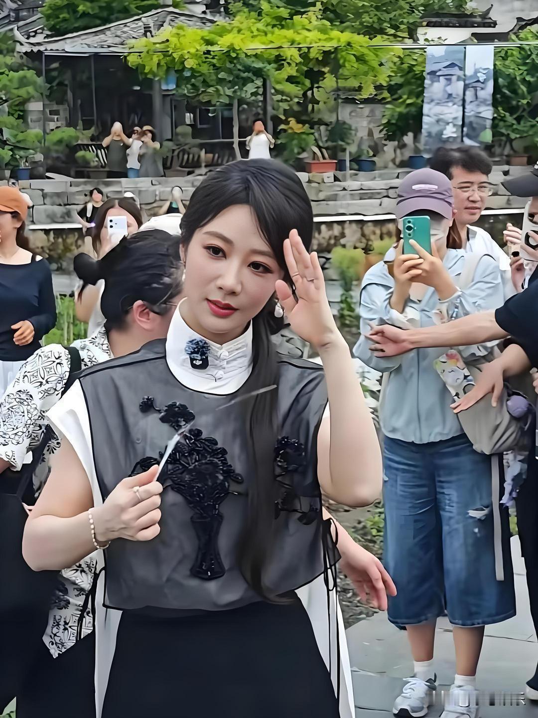 大家看杨紫颜值有什么变化？万人空巷！杨紫刚踏入古村一步，整条村的男女老少举着手机