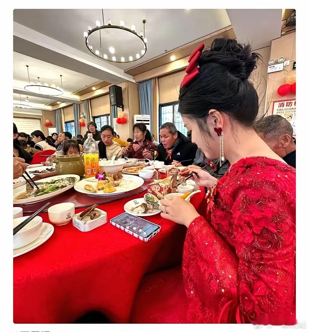 无锡一场婚礼，直接把规矩给掀了。全程不到两小时，新人没上台，司仪没请，上来就是一