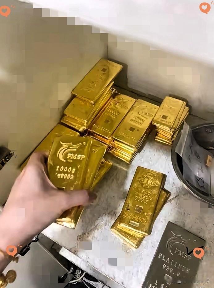 手里有黄金的人，
今晚怕是真的要吃褪黑素了，
7月12日，国际暗金价格从895一