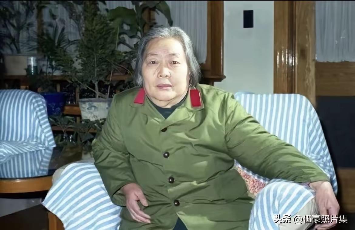 1984年，刘伯承夫人、女红军汪荣华在家中，穿着朴素的军装，尽显朴素的一面。她在