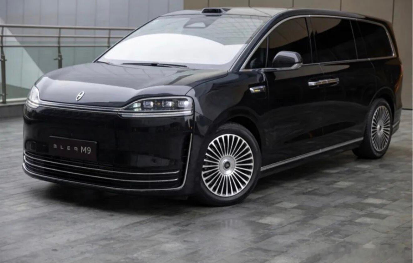 再来一组！鸿蒙智行首款MPV智界V9 实车照！ 