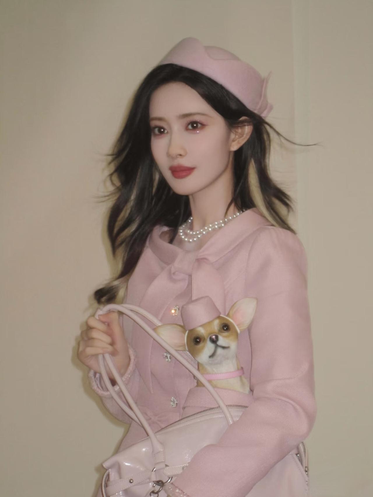孟子义真的是超绝明艳大美女！她那小小的脸配上大大的五官，简直绝了。
考古她早期写
