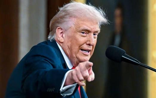 英国首相斯塔默向特朗普示好，却碰了一鼻子灰。最近，英国考虑向中东地区派遣航母，对