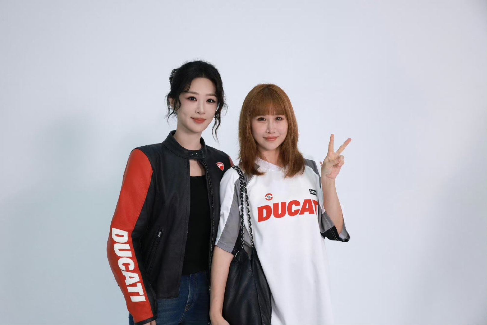 杨紫韩东君落地签机车造型杨紫韩东君机车服 杨紫韩东君落地签的机车造型 