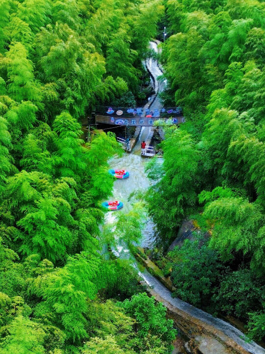 人在安吉七星谷漂流，鸡娃过两天再说‼️