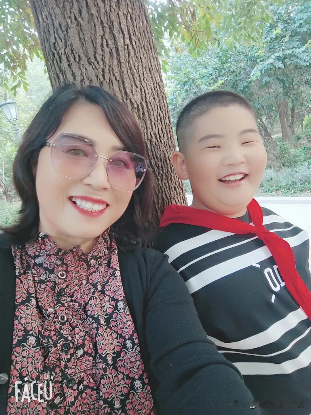 瞧瞧，什么高兴事儿？
把这小子乐这样啊[大笑][呲牙][呲牙]
#随手记录秋日生
